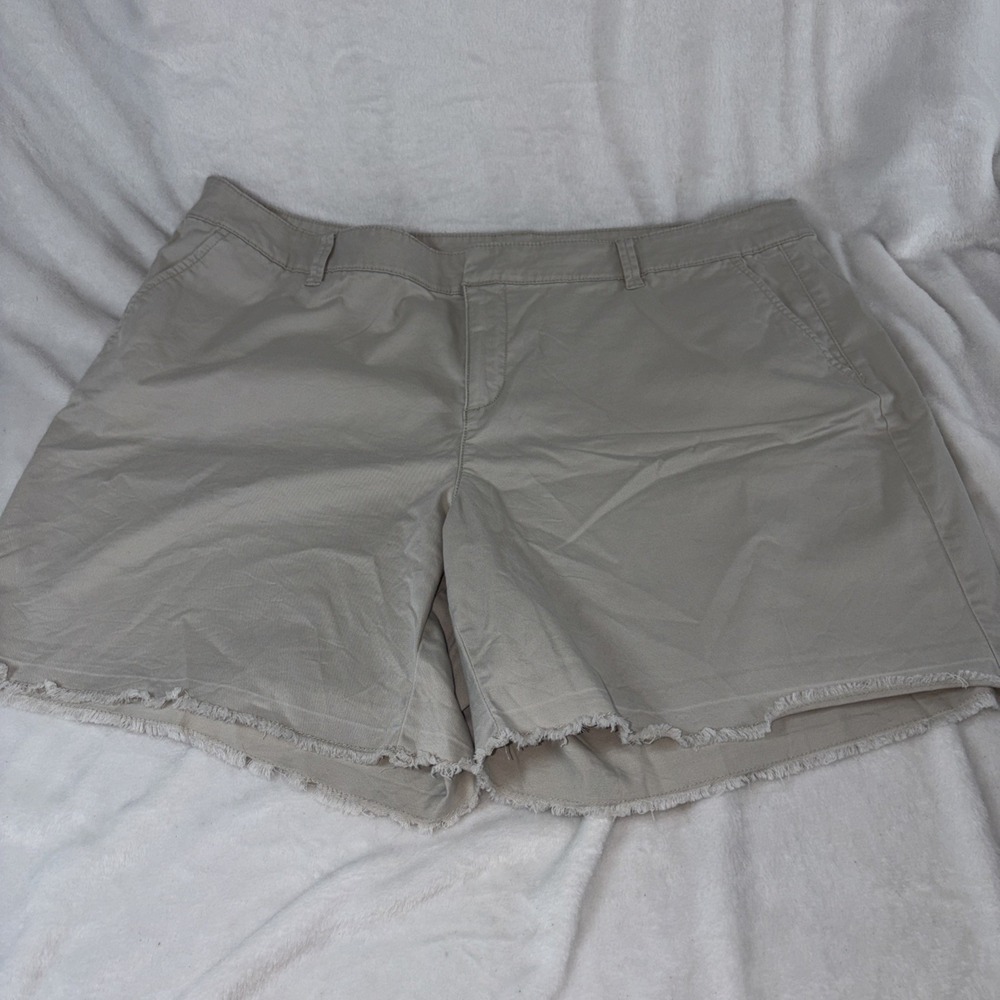 Style and Company Frayed Hem Chino Shorts 18W Khaki Casual Boho Lived In Vacay‎